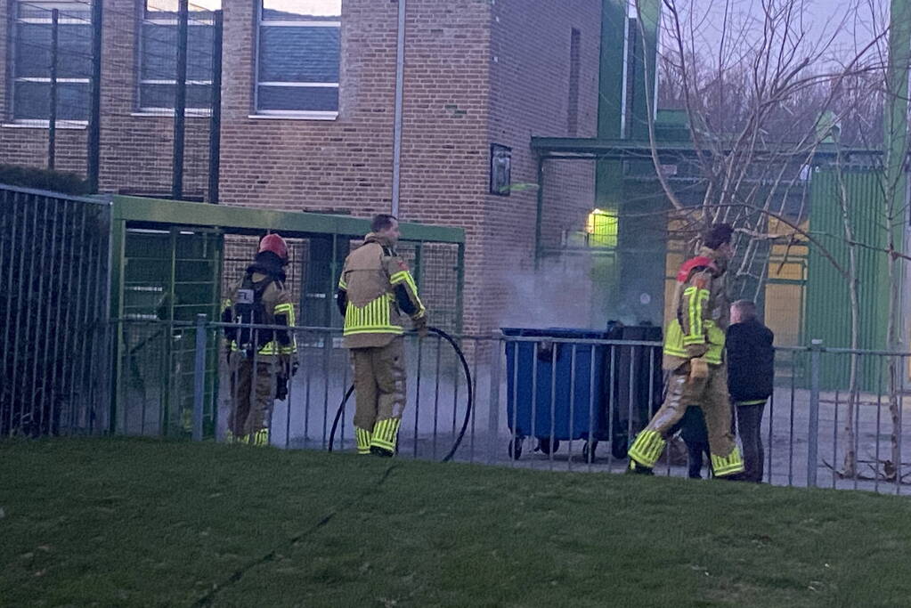 Container op schoolterrein afgebrand