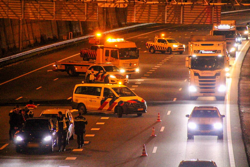 File door kop-staartbotsing op snelweg