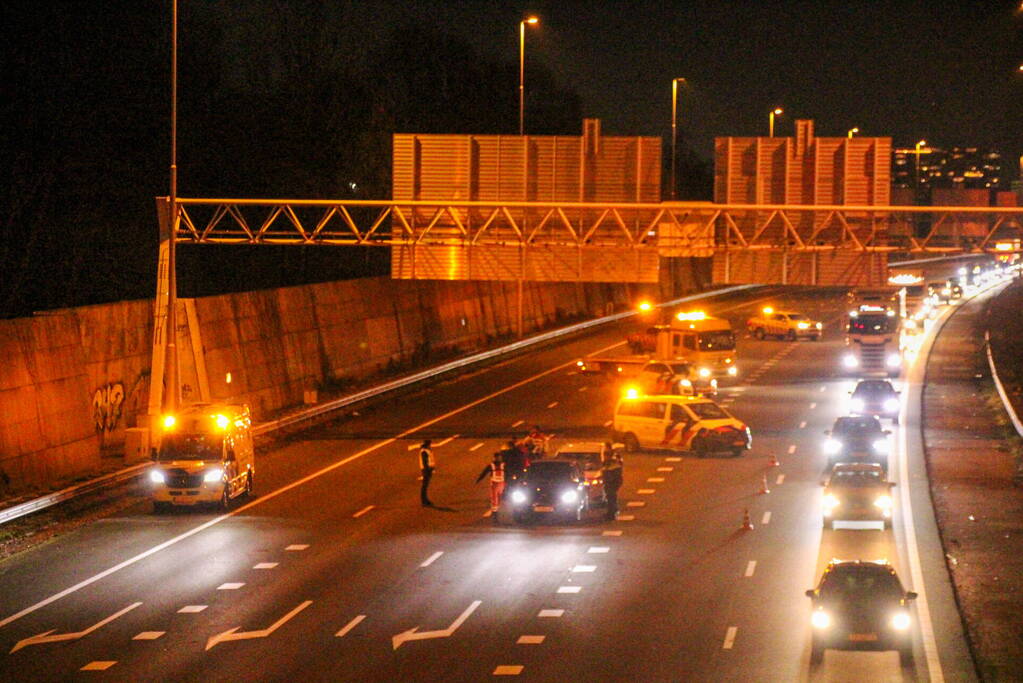 File door kop-staartbotsing op snelweg