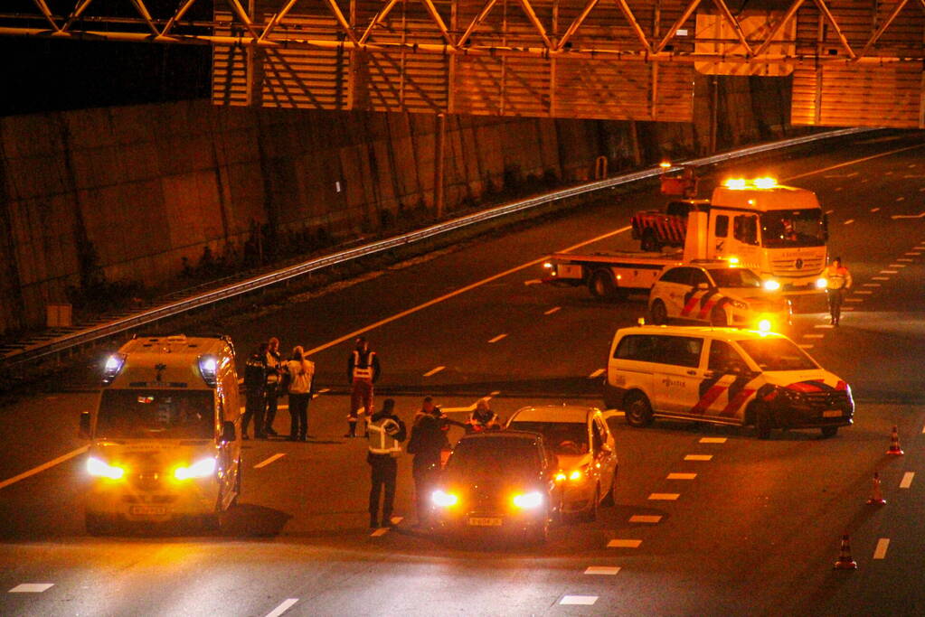 File door kop-staartbotsing op snelweg