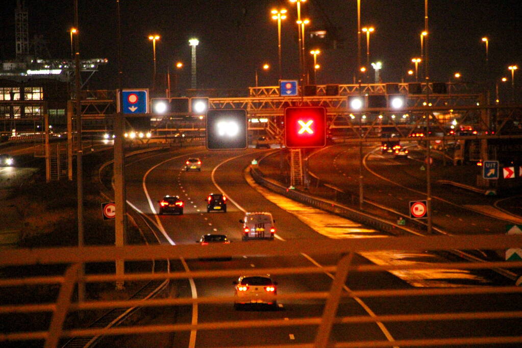 File door kop-staartbotsing op snelweg