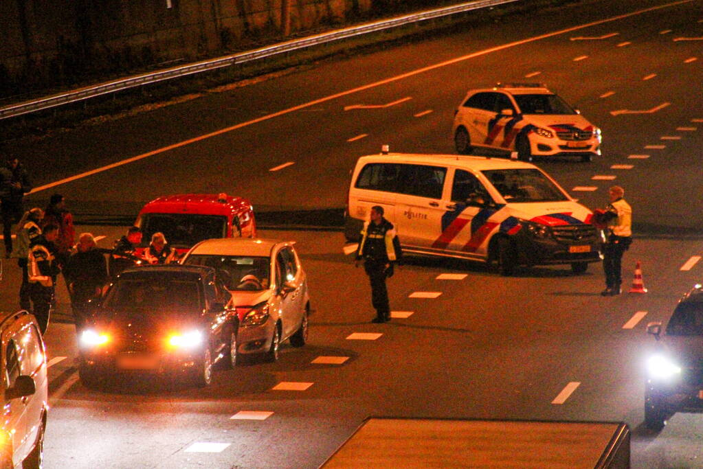 File door kop-staartbotsing op snelweg