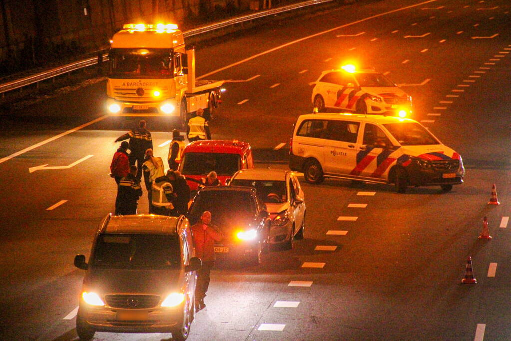 File door kop-staartbotsing op snelweg