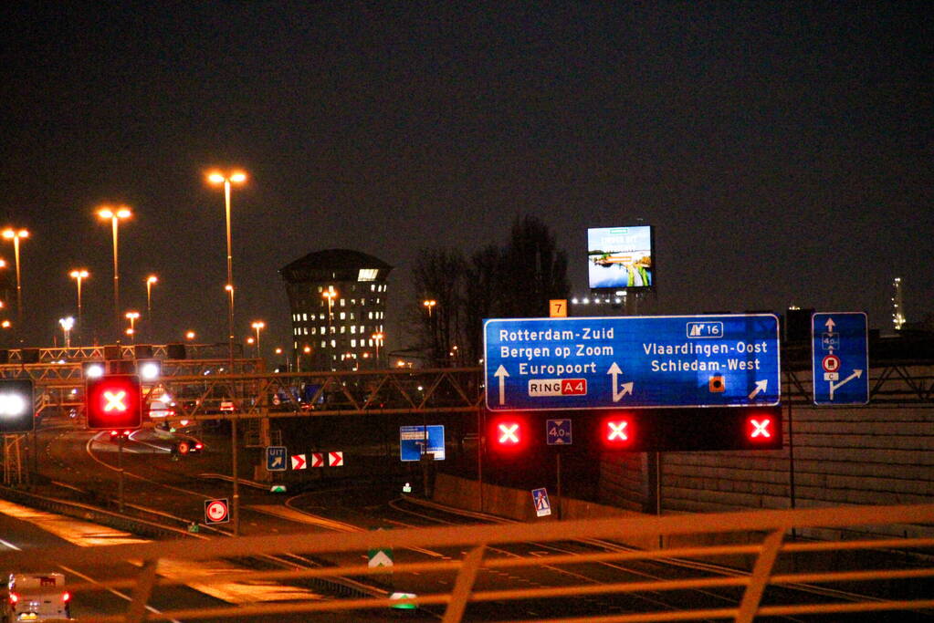 File door kop-staartbotsing op snelweg