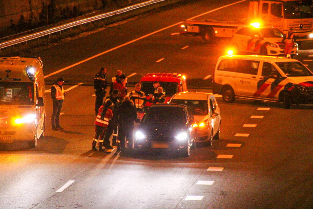 File door kop-staartbotsing op snelweg