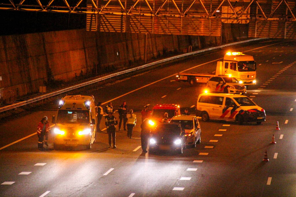 File door kop-staartbotsing op snelweg