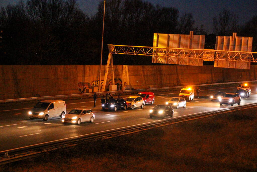 File door kop-staartbotsing op snelweg