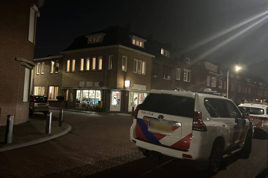 Medewerker cafetaria met vuurwapen bedreigt bij overval