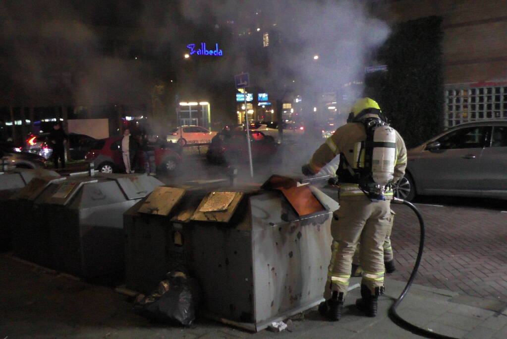 Brandweer dooft containerbrand