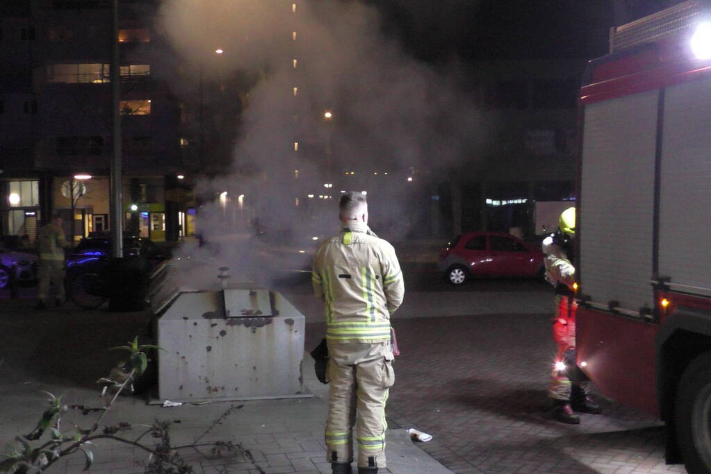 Brandweer dooft containerbrand