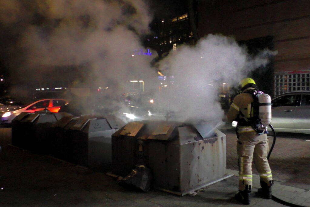 Brandweer dooft containerbrand