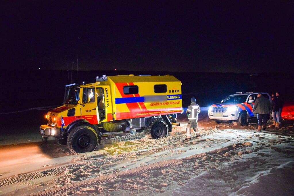 Politiejeep muurvast in los zand op strand