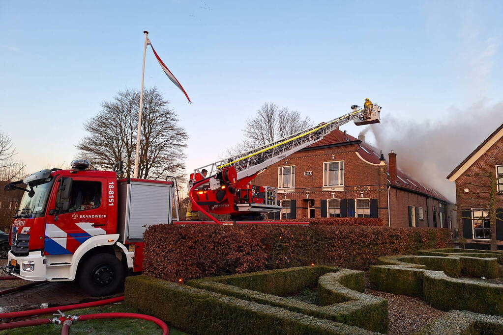 Veel rookontwikkeling bij brand in dak van oude boerderij