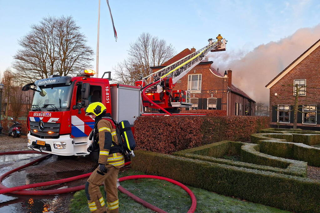 Veel rookontwikkeling bij brand in dak van oude boerderij