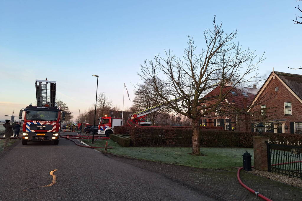 Veel rookontwikkeling bij brand in dak van oude boerderij