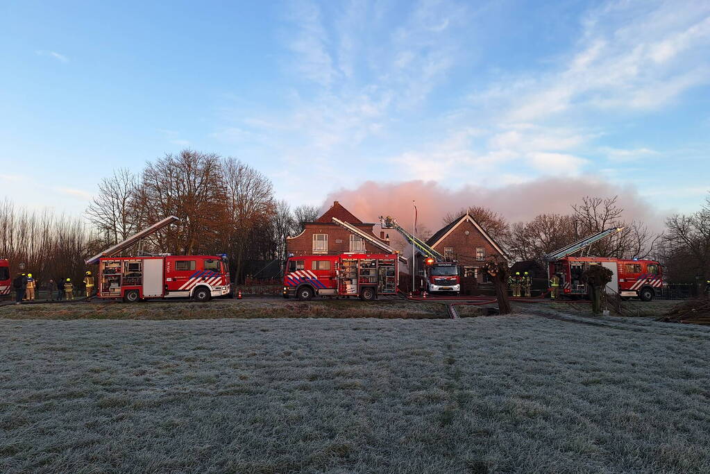 Veel rookontwikkeling bij brand in dak van oude boerderij