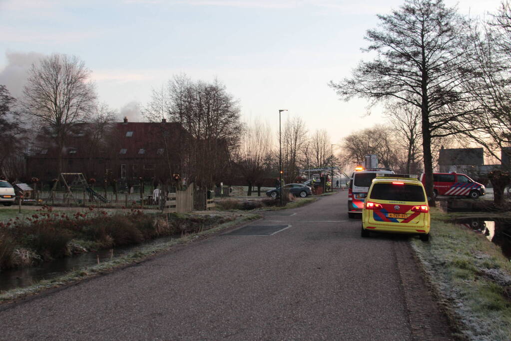 Veel rookontwikkeling bij brand in dak van oude boerderij