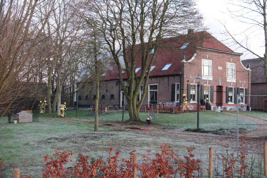 Veel rookontwikkeling bij brand in dak van oude boerderij