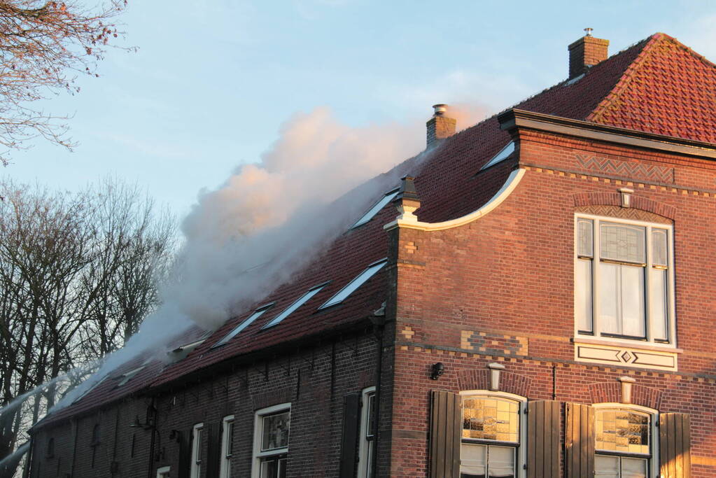 Veel rookontwikkeling bij brand in dak van oude boerderij