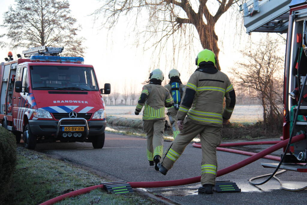 Veel rookontwikkeling bij brand in dak van oude boerderij