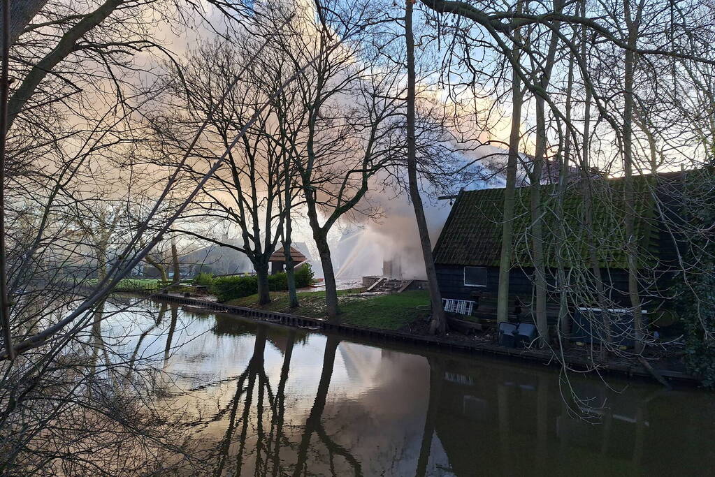 Veel rookontwikkeling bij brand in dak van oude boerderij