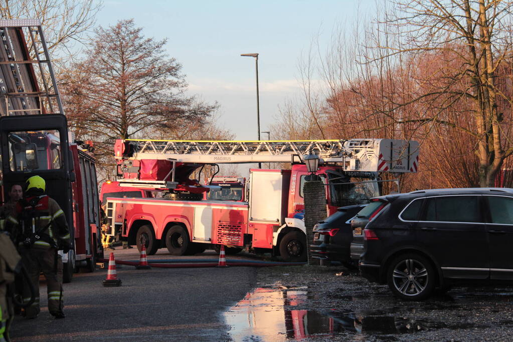 Veel rookontwikkeling bij brand in dak van oude boerderij