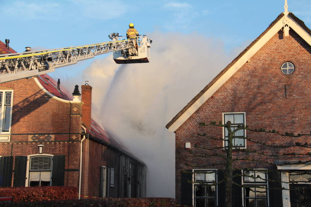 Veel rookontwikkeling bij brand in dak van oude boerderij