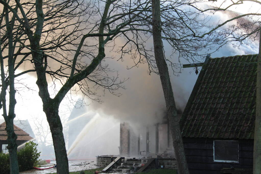 Veel rookontwikkeling bij brand in dak van oude boerderij