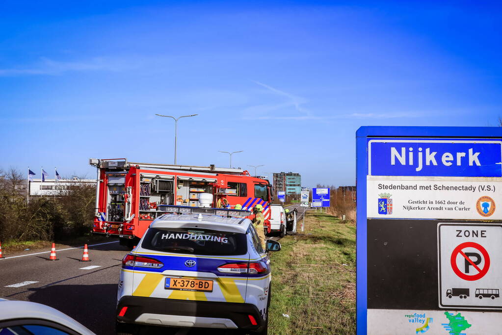 Net gekochte bestelbus vliegt in brand