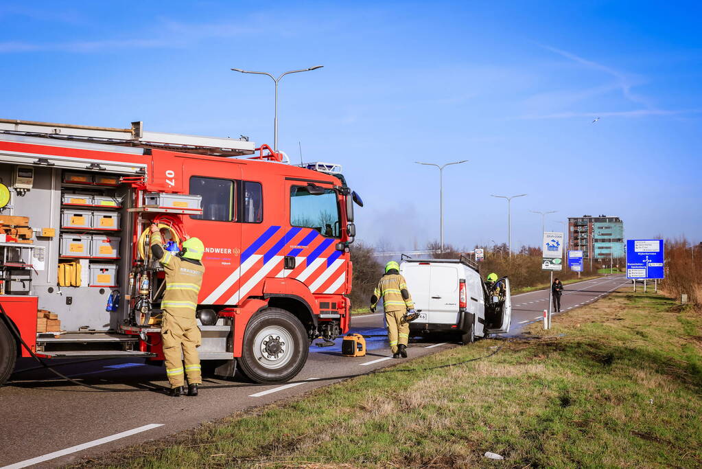 Net gekochte bestelbus vliegt in brand