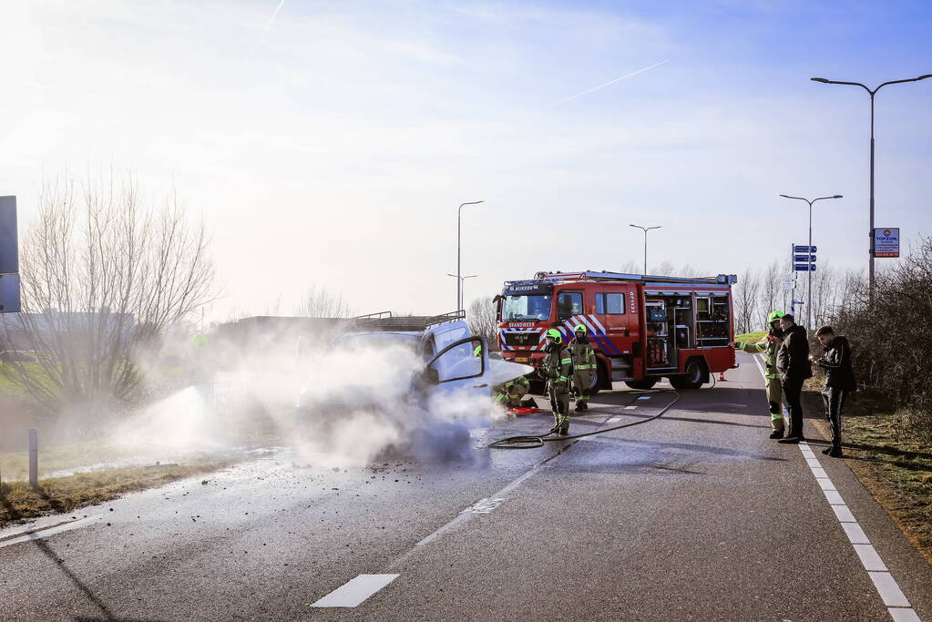 Net gekochte bestelbus vliegt in brand