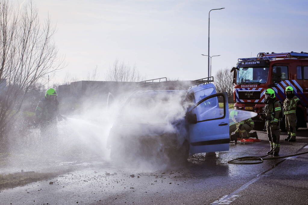 Net gekochte bestelbus vliegt in brand