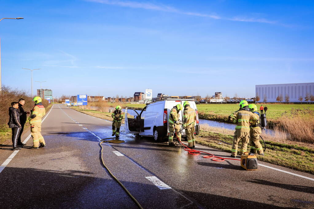 Net gekochte bestelbus vliegt in brand