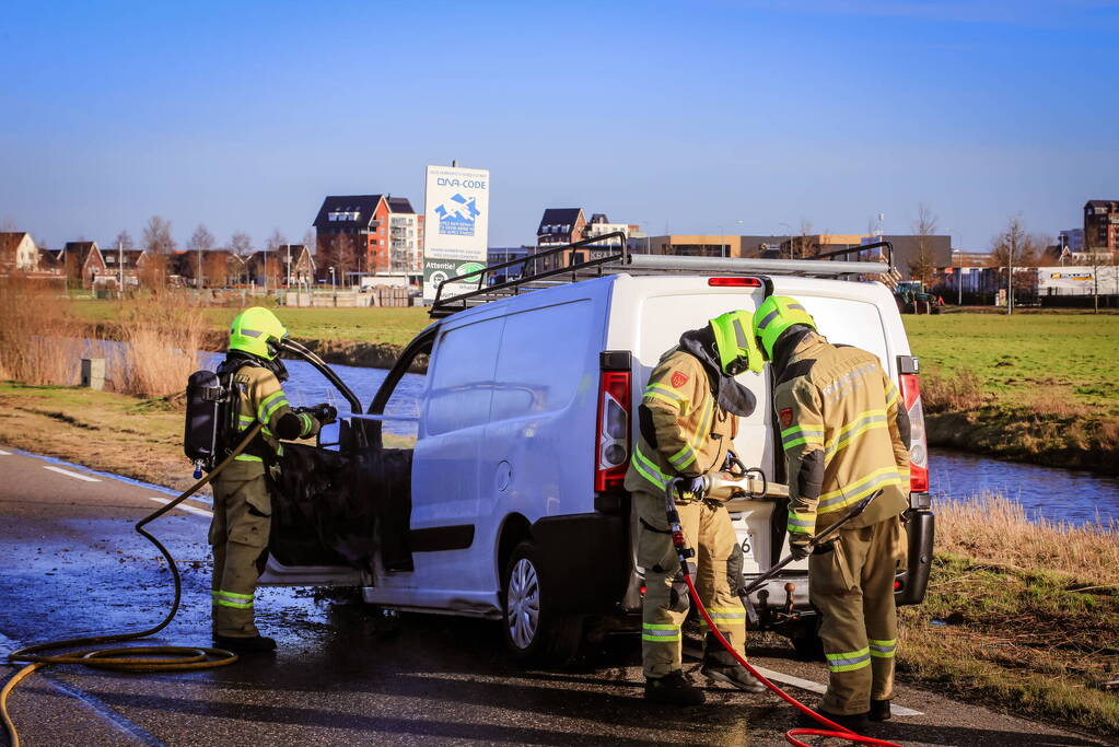 Net gekochte bestelbus vliegt in brand