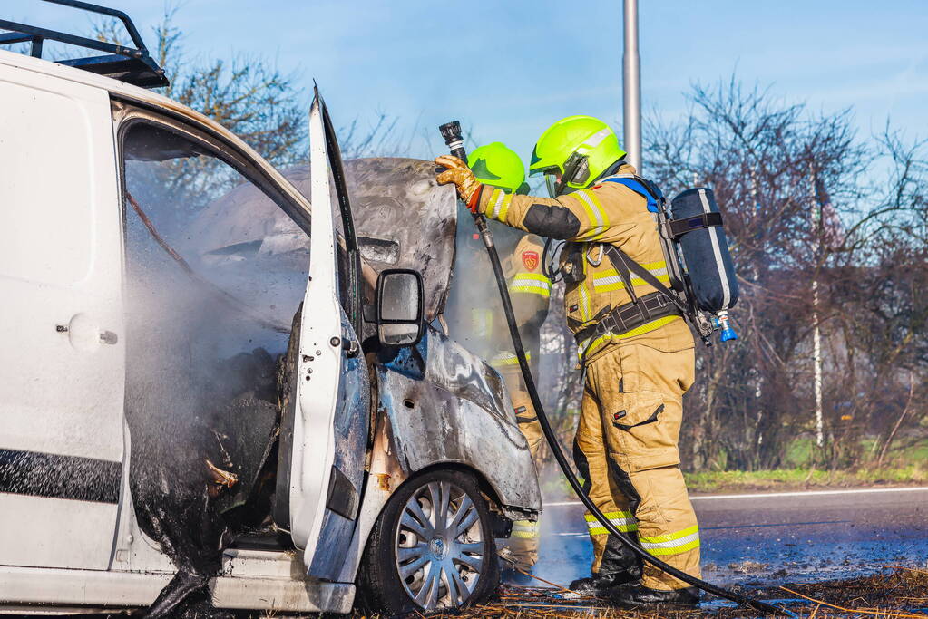 Net gekochte bestelbus vliegt in brand