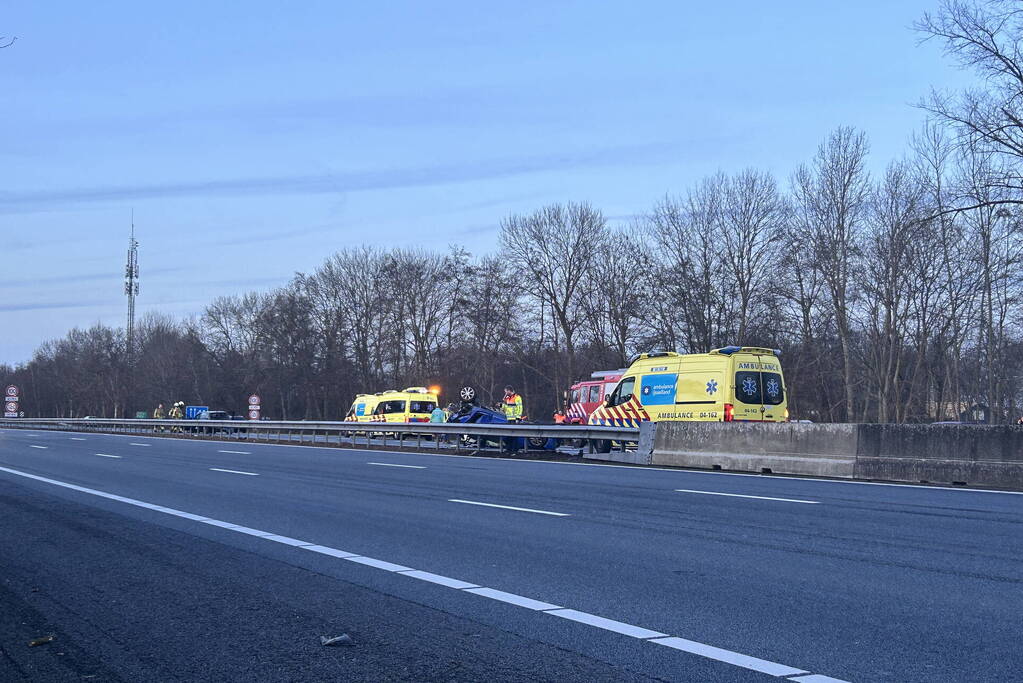 Ravage na groot ongeval waarbij auto over kop slaat