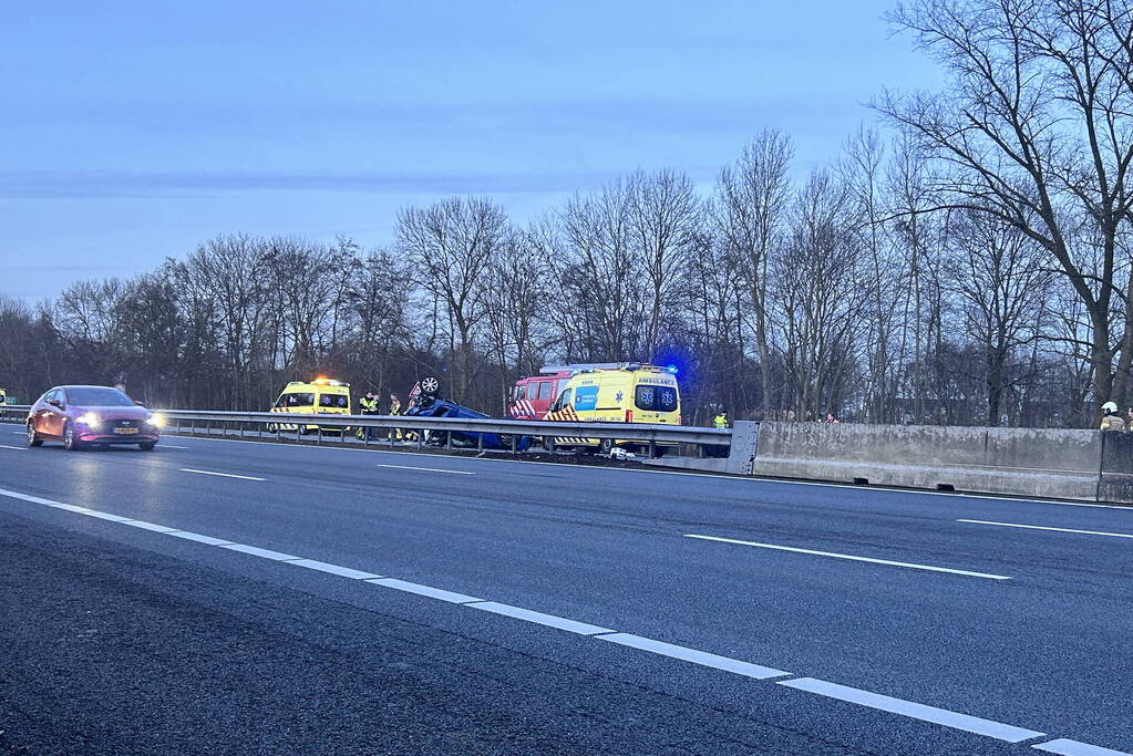 Ravage na groot ongeval waarbij auto over kop slaat