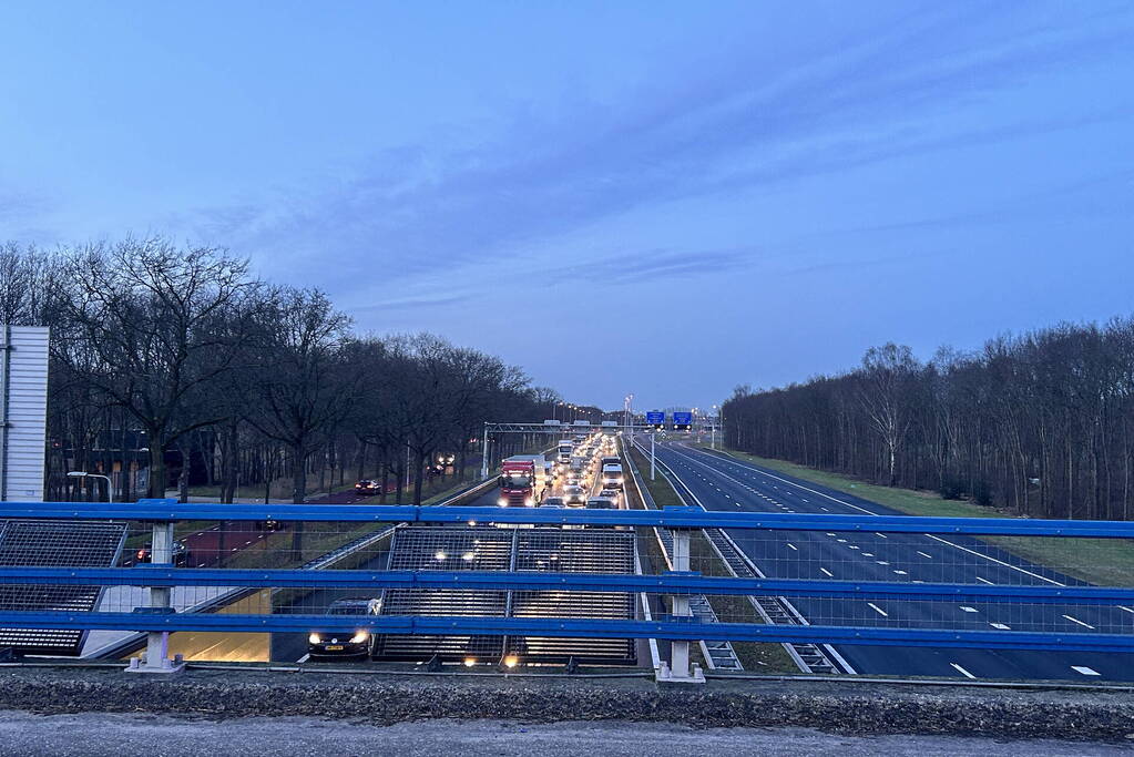 Ravage na groot ongeval waarbij auto over kop slaat