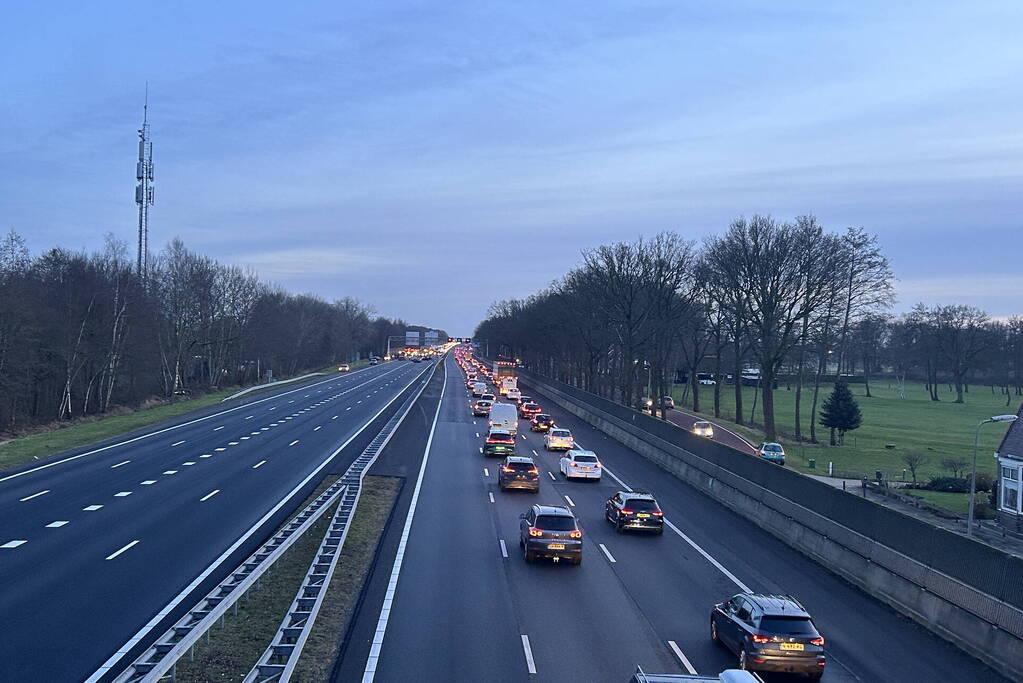 Ravage na groot ongeval waarbij auto over kop slaat