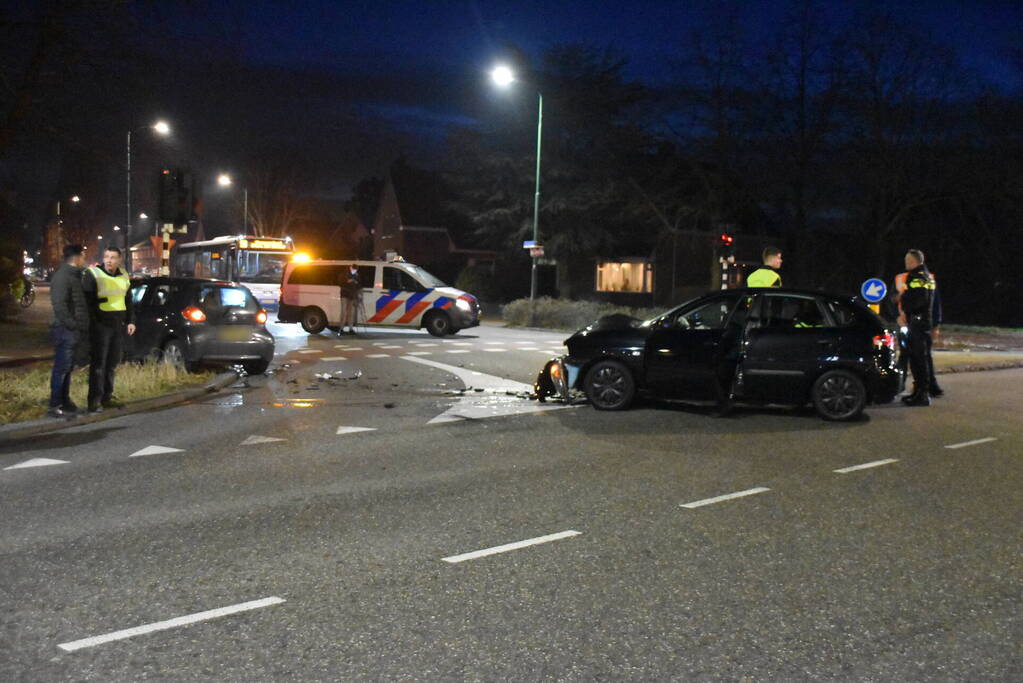 Twee auto's betrokken bij ongeval op kruising