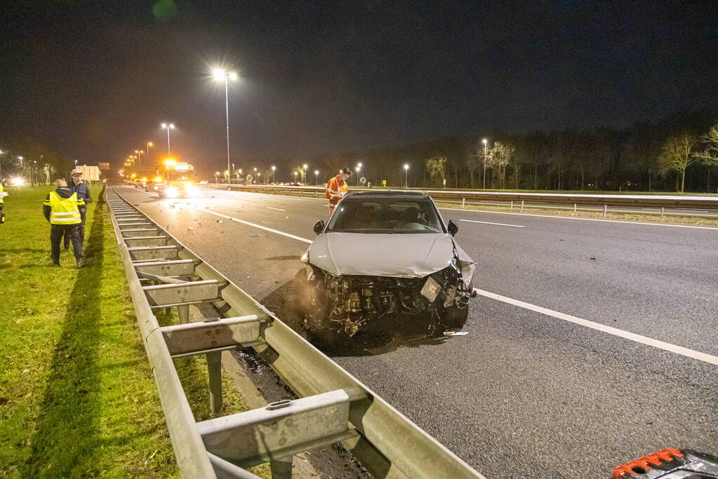 Drie personen op de vlucht na crash op snelweg