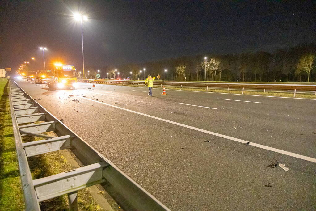 Drie personen op de vlucht na crash op snelweg