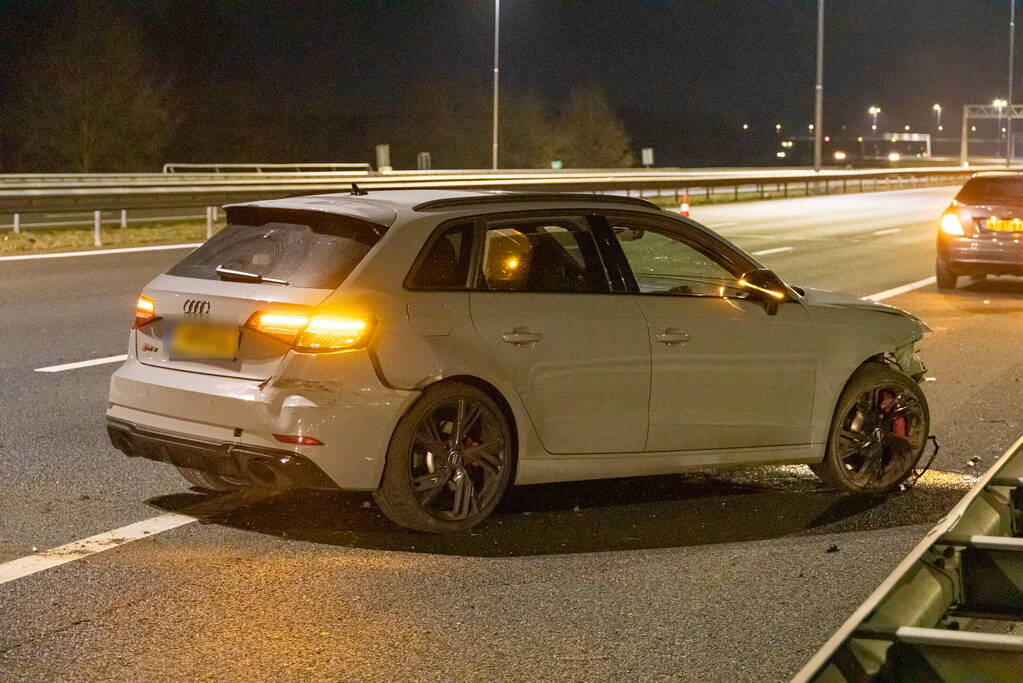 Drie personen op de vlucht na crash op snelweg