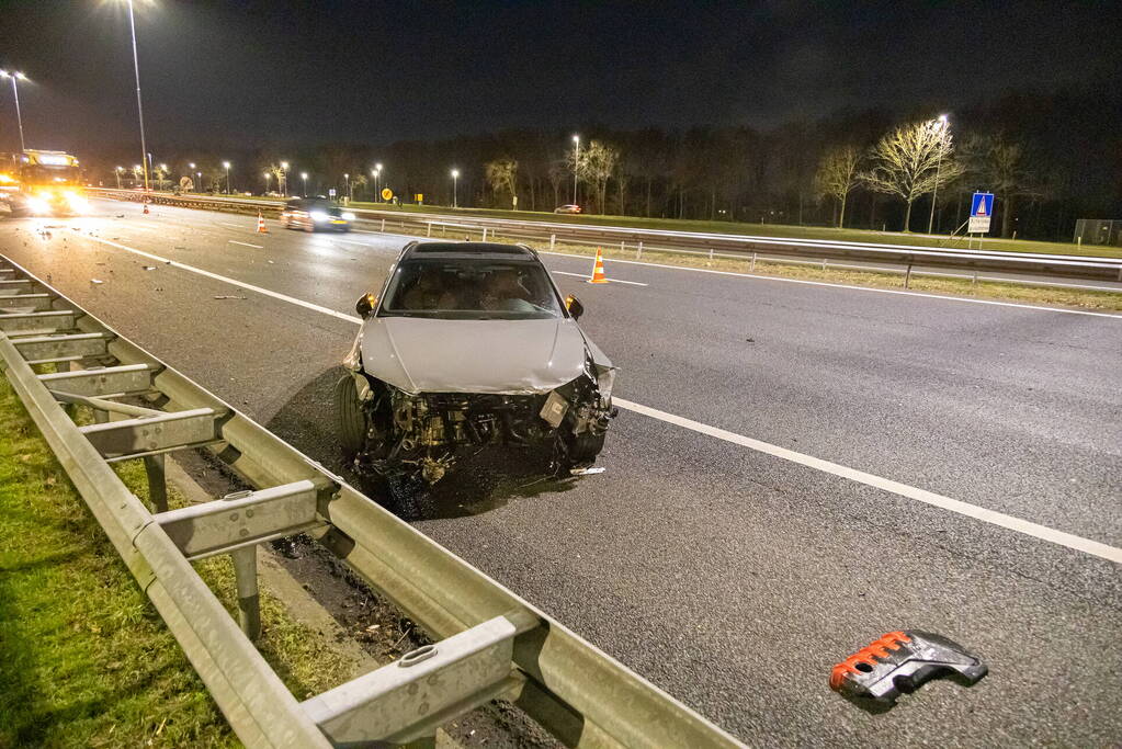 Drie personen op de vlucht na crash op snelweg