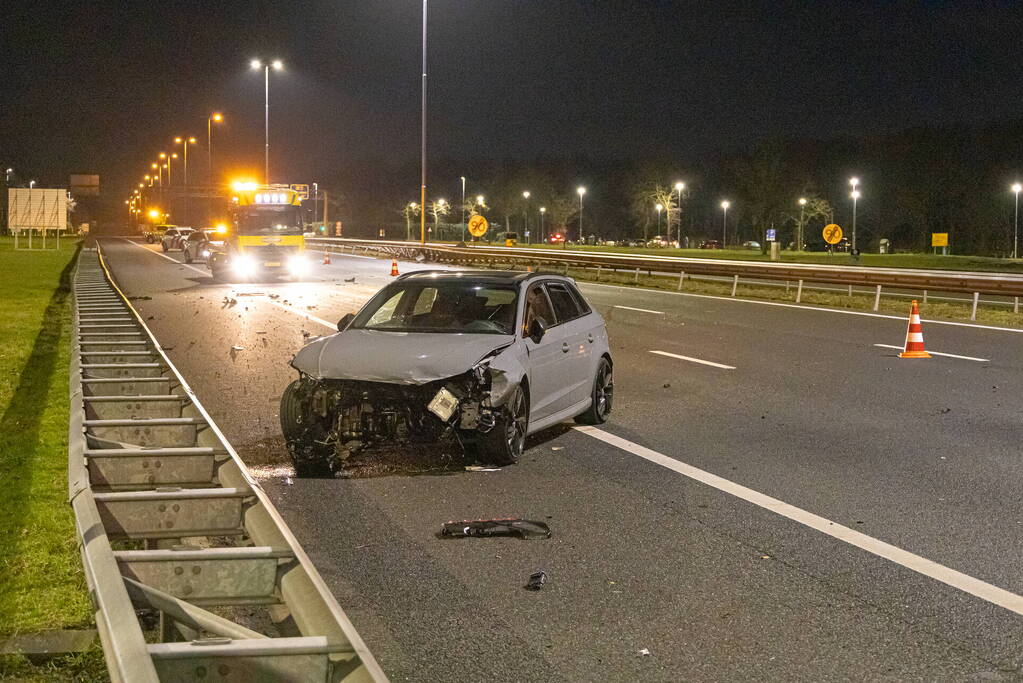 Drie personen op de vlucht na crash op snelweg