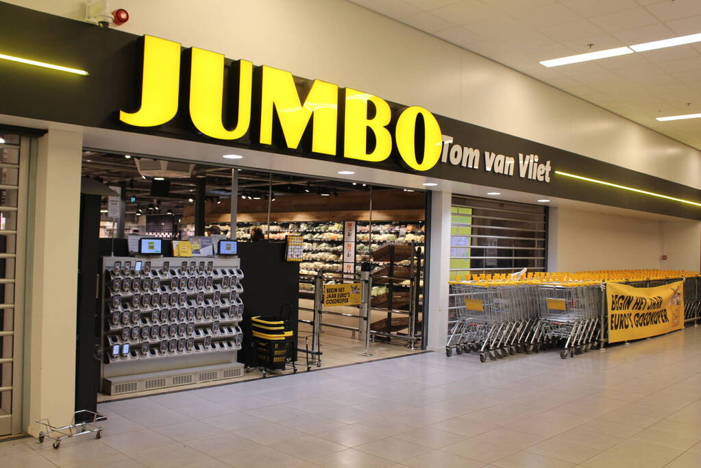 Gewonde man loopt Jumbo binnen