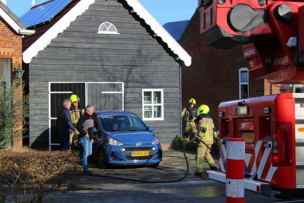 Schade door felle brand tegen schuur van woning