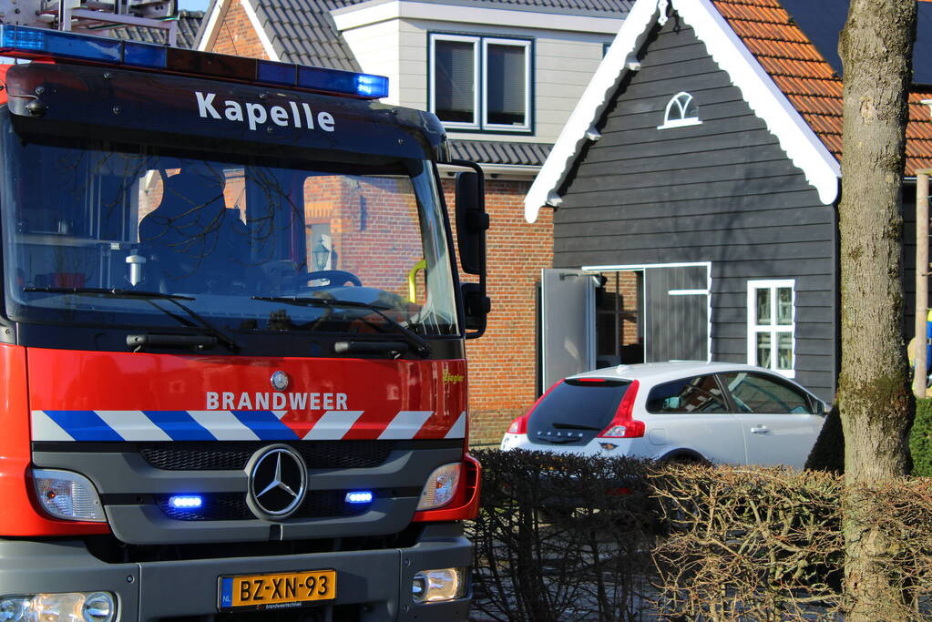 Schade door felle brand tegen schuur van woning