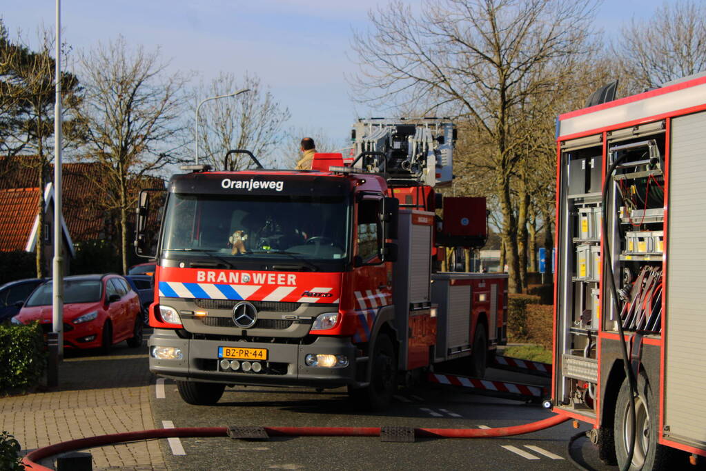 Schade door felle brand tegen schuur van woning