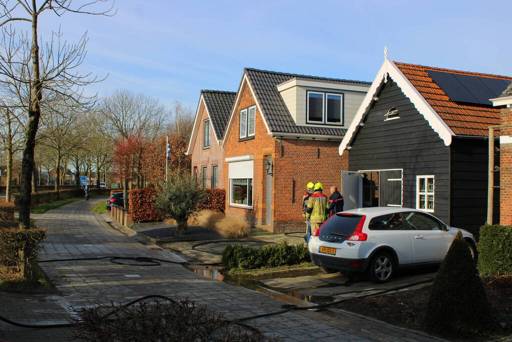 Schade door felle brand tegen schuur van woning